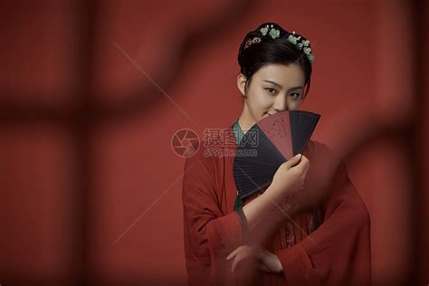 手拿扇子的女生古风头像