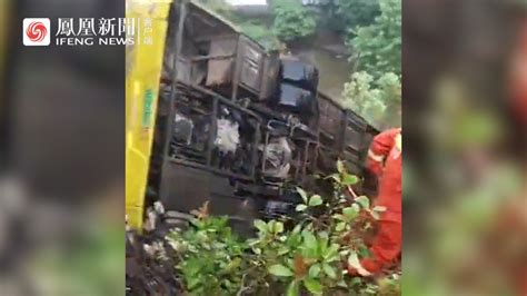 江西吉安一辆村镇公交车发生侧翻 致40人受伤_凤凰网视频_凤凰网