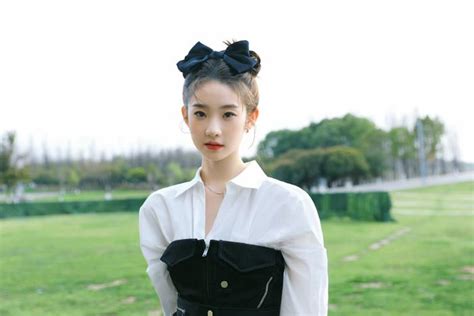 张艺凡甜美女生头像图片