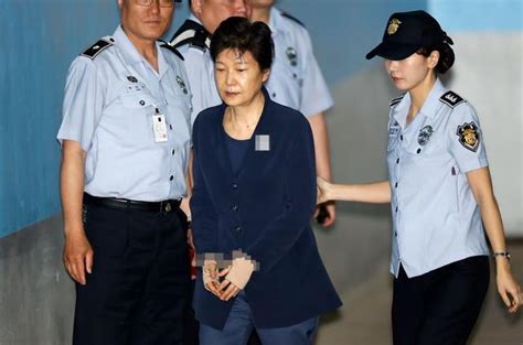 朴槿惠出狱 坐牢4年零9个月后重获自由_凤凰网