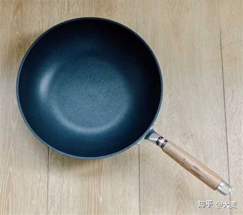 生铁和熟铁锅哪个好（生铁锅、熟铁锅，哪个更健康？日常保养铁锅怎么做？） | 说明书网