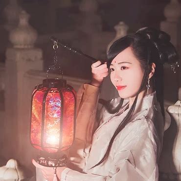 古风举酒瓶头像图片女生