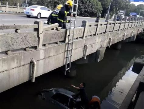 太危险！宁波一轿车冲撞护栏后坠河，司机被困出现晕厥，紧急时刻…