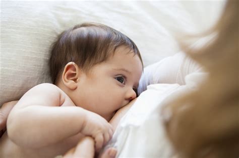 婴儿喝奶高清图片下载-正版图片501013568-摄图网