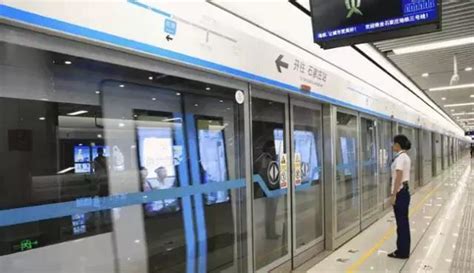 深圳地铁保安强制乘客给外国人让座，保安公司回应，看外国乘客抖腿以为身体不适_腾讯视频