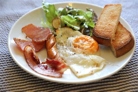 英式早餐煎蛋加培根香肠面包块高清图片下载-正版图片303477778-摄图网