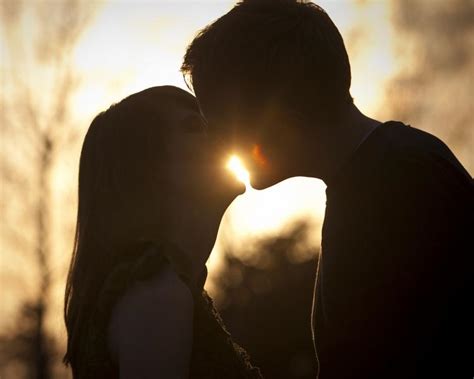 情侣爱人亲密亲吻高清图片下载-正版图片500812237-摄图网