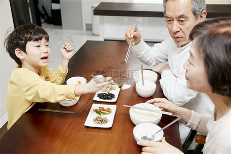 爷爷奶奶和孙子一起吃饭高清图片下载-正版图片502188406-摄图网