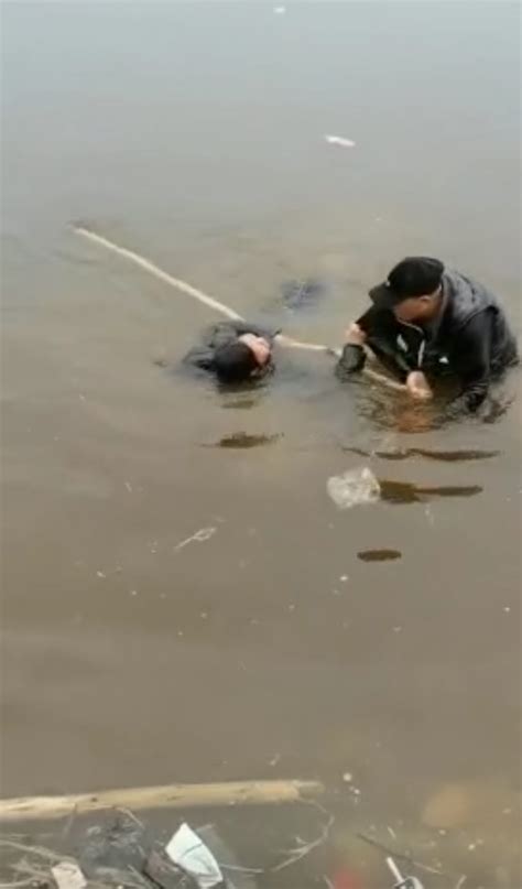 视频 | 冰河中，这名66岁的焦作退伍军人救出落水母子-大河新闻