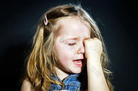 哭泣的金发小女孩专注于她的眼泪-包图企业站