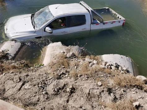 梅县石坑一小车掉进河里了，四“脚”朝天！_车祸新闻_梅州168