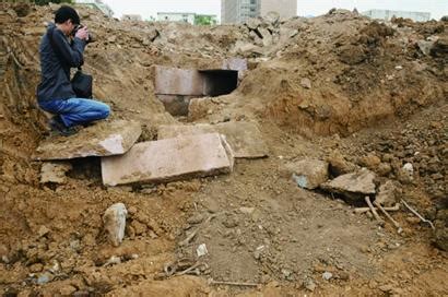 安徽定远一工地挖出两晋时期古墓：墓上有两个盗洞 发现5件青釉碗罐_腾讯视频