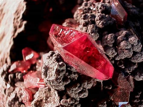 红宝石的颜色有几种 - 冰种玻璃种翡翠手镯挂件A货_翡翠原石种水等级划分鉴定价格多少钱，国翠世家珠宝