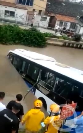 上海坠河公交司机昏迷前让乘客下车