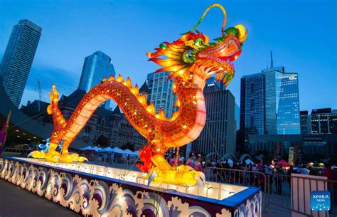 People watch dragon dance in Hong Kong-Xinhua