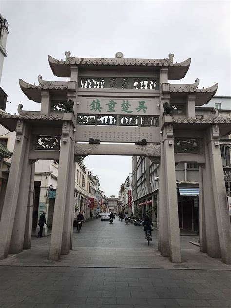 广东潮州牌坊街是国内牌坊最多的街道，曾有古牌坊数十座