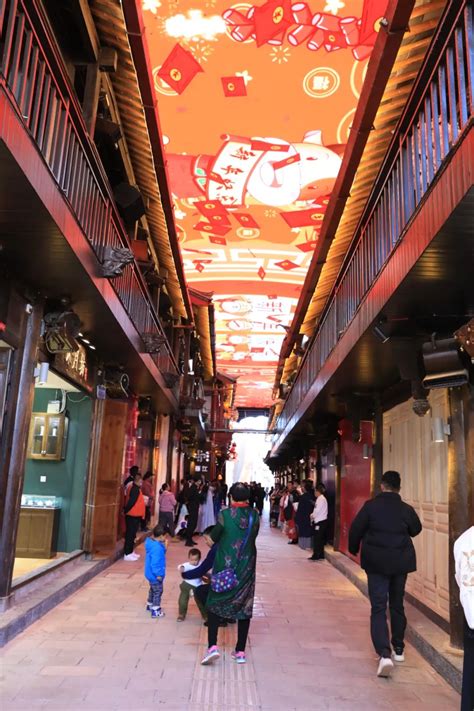 南京夫子庙步行街变身“网红街”，“龙门市集”成打卡新地标_新华报业网