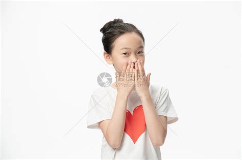 小女孩捂嘴动作高清图片下载-正版图片501626013-摄图网