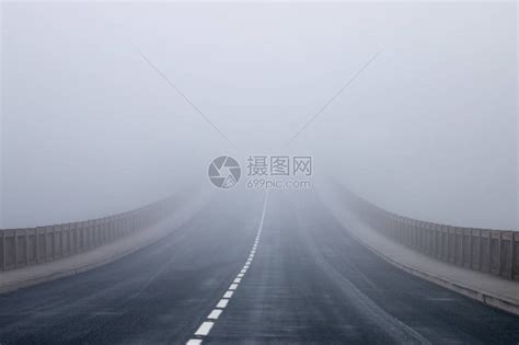 长的柏油路消散在雾中高清图片下载-正版图片504973346-摄图网