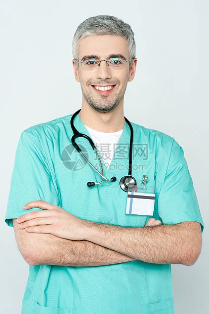 充满自信 微笑的年轻医生装扮高清图片下载-正版图片322175877-摄图网