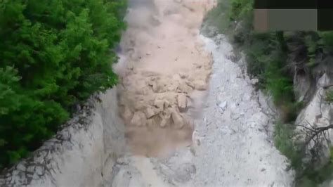 网友拍下泥石流流下画面“未闻其人先闻其声”_腾讯视频