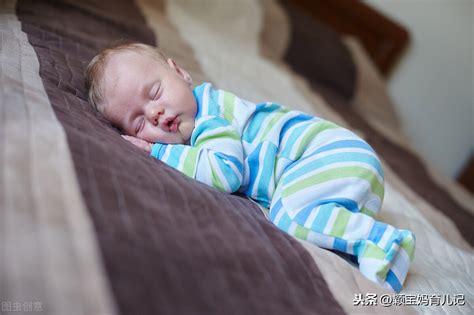 婴儿睡觉不踏实容易醒（宝宝睡觉总是翻来覆去）-幼儿百科-魔术铺