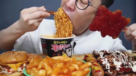 韩国吃货小哥，吃火鸡面、炒年糕、肉串、汉堡，胃口太好了_腾讯视频