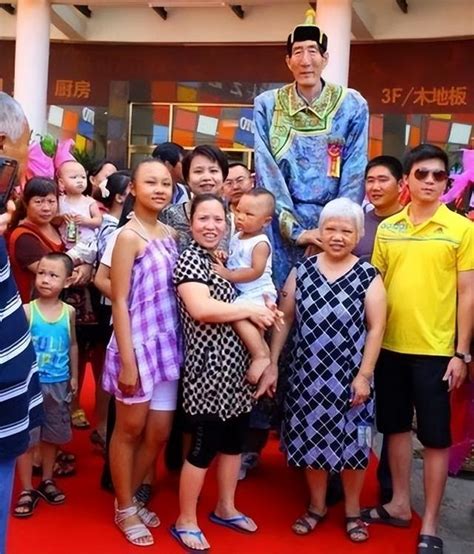 2007年，中国第一巨人鲍喜顺56岁时闪婚28岁娇妻，如今怎么样了
