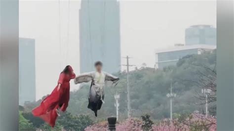 4月15日，安徽宿州一文艺演出现场，女杂技演员表演时从高空坠亡。涉事公司负责人称是意外，事发时两口子正在生气_腾讯视频