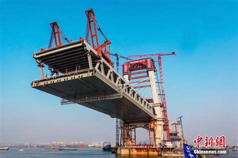 世界首座高低矮塔公铁两用斜拉桥：芜湖长江大桥主塔建成