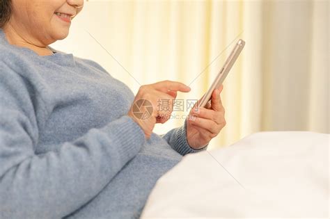 老奶奶躺在床上玩手机局部特写高清图片下载-正版图片501568948-摄图网
