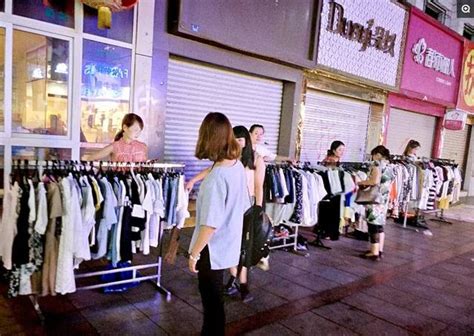 郑州：暴雨过后 服装批发市场商户生产自救忙-人民图片网
