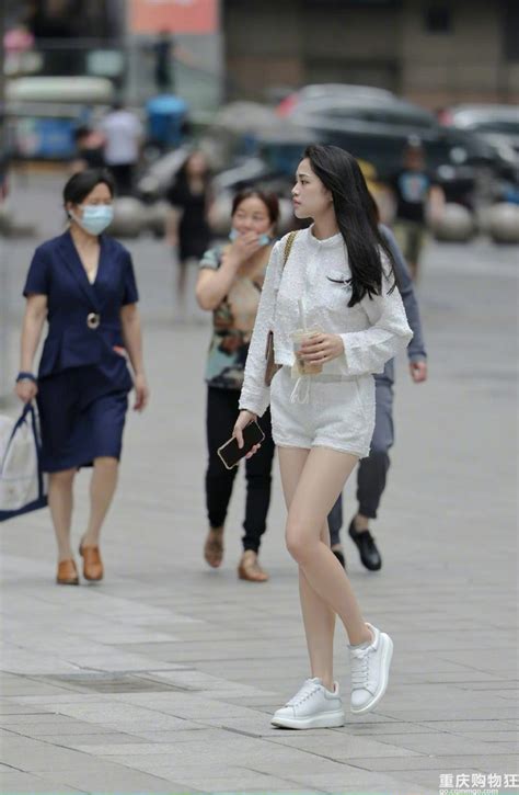 最新重庆街拍，打望北城天街小姐姐们的初夏穿搭-潮流消费-重庆购物狂