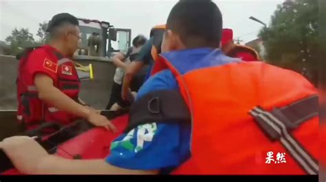 找到了！洪水中救下近70名师生的铲车英雄_京报网