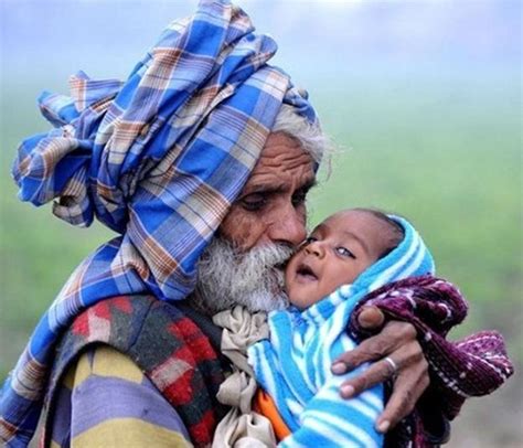 印度年过90岁老人“宝刀不老”：生了两个孩子，体力不输年轻人