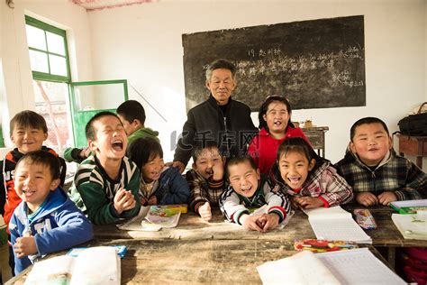乡村男教师和小学生在教室里高清摄影大图-千库网