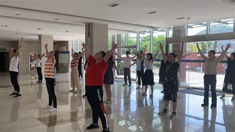 青岛能源所举办“均衡运动，放飞心灵”工间操锻炼活动--中国科学院沈阳分院