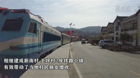 高清实拍沙漠中的火车交通实拍视频素材下载_mp4格式_熊猫办公
