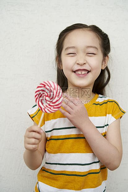 小孩子吃棒棒糖高清图片下载-正版图片502217713-摄图网