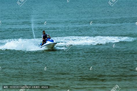 海洋开摩托艇的男生场景素材图片免费下载-千库网