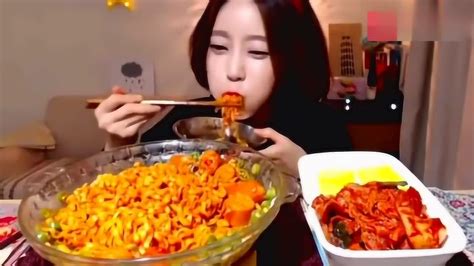 韩国美女吃播大胃王，火鸡面吃播一口差点吃一盆，我的天！_腾讯视频
