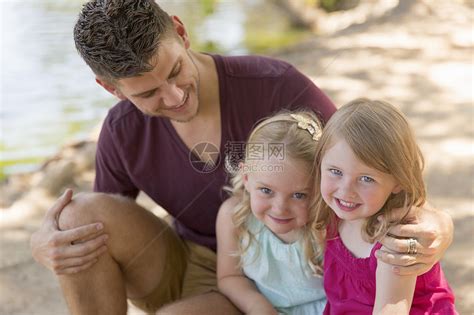 父亲和两个女儿在河岸上 高清图片下载-正版图片501843517-摄图网