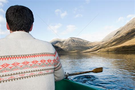 两个人在平静的水面上划船1高清摄影大图-千库网