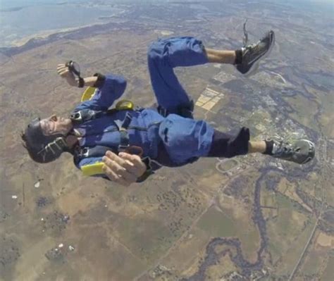 澳洲一男子跳伞时癫痫发作 教练高空救援（图）_新浪军事