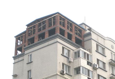 郑州小区业主在楼顶自建两层阁楼(组图)_新闻中心_新浪网