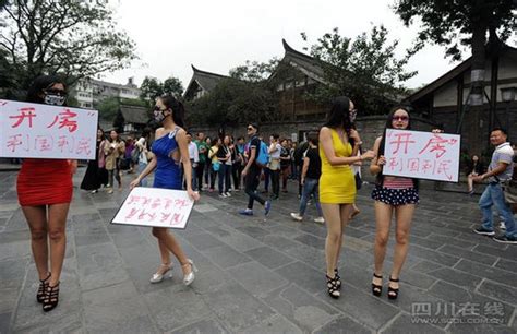 女子被曝在西藏羊卓雍错拍裸照(图)_手机新浪网