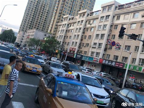 哈尔滨测绘路与延兴路交叉口红绿灯失灵 堵车长达1公里