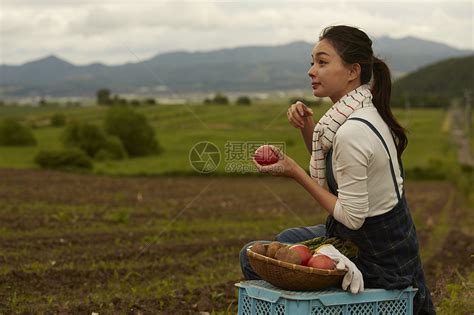 农田旁拿农产品的女孩画像高清图片下载-正版图片502030424-摄图网