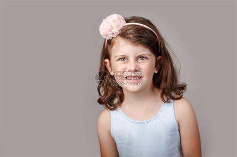 一个白发女孩的脸庞高清图片下载-正版图片600395953-摄图网