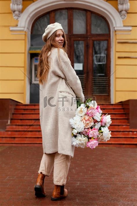 温柔女生头像花束背影